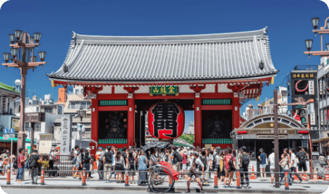 雷門が観光客で賑わうイメージ