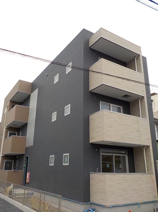 竣工間近の木造アパートメント