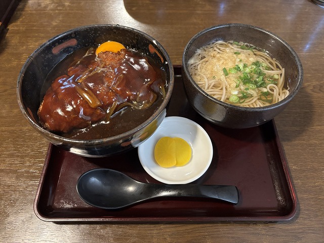 カツ丼が暴れ、そばが整える、不動の最強バッテリー