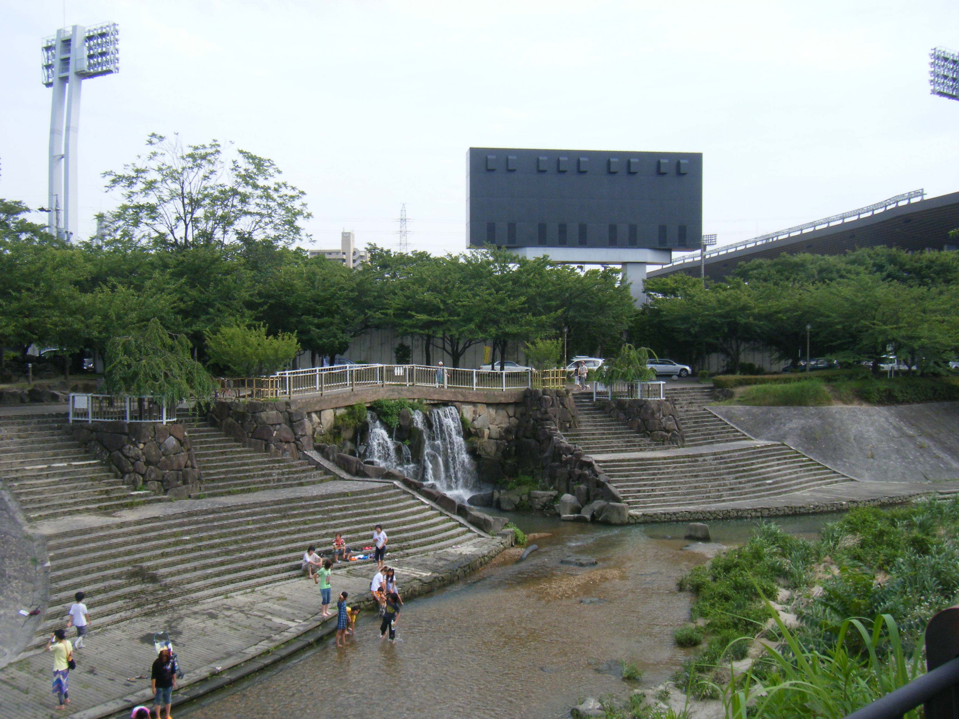 競技場裏山崎川.JPG